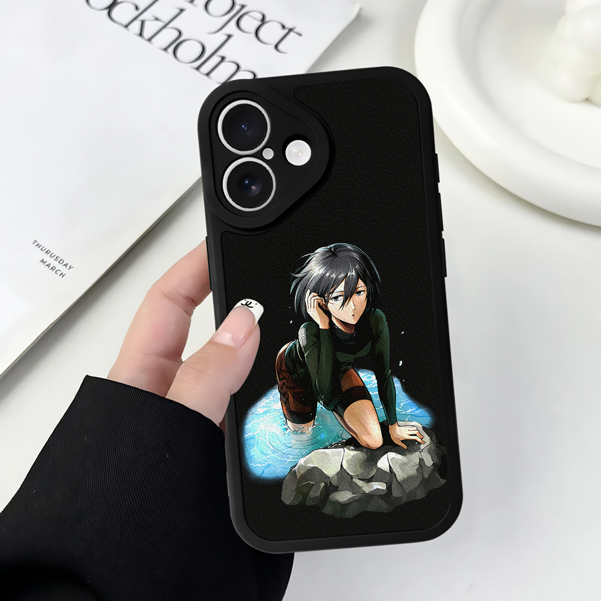 （画像用） 進撃の巨人 ミカサ·アッカーマン Attack on Titan Mikasa Ackerman 【iPhone 16シリーズ対応】シリコンスマホケース（レザー調） 材質：シリコン